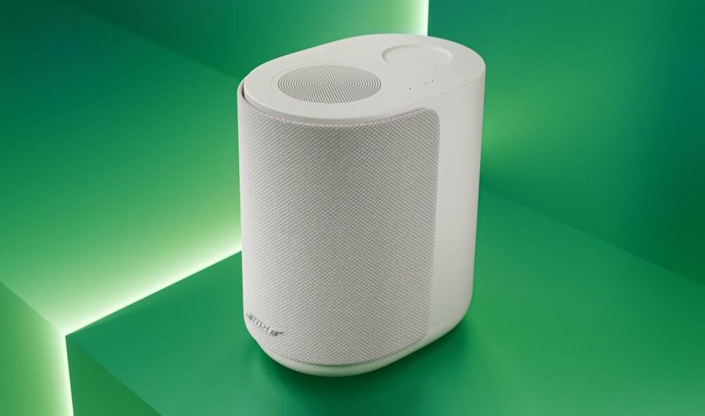 BOSE LIFESTYLE ULTRA Speaker CleanBass QuietPort czysty bas bez zniekształceń, głośnik na zielonym postumencie