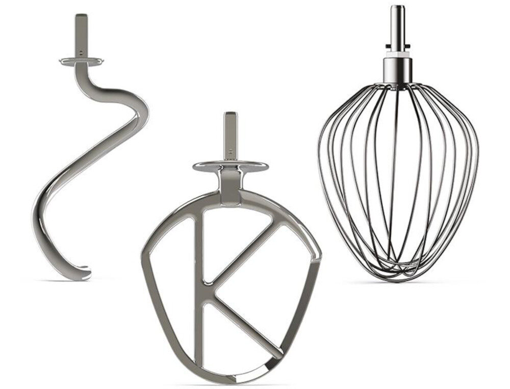 Na obrazie widoczne są trzy metalowe końcówki do robota kuchennego: hak do ciasta, mieszadło w kształcie litery K oraz trzepaczka balonowa.