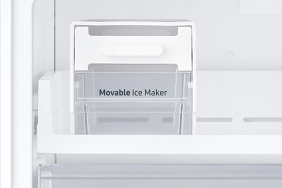 Wnętrze lodówki z widocznym białym pojemnikiem na lód z napisem \'Movable Ice Maker\'. Pojemnik znajduje się na półce wewnątrz lodówki.