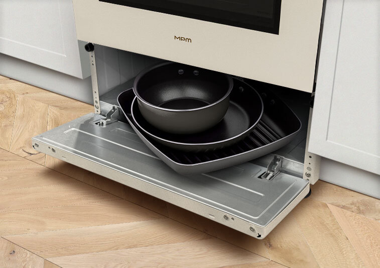 Zbliżenie na schowek w kuchni gazowo-elektrycznej.