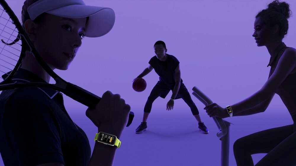 Trzy osoby uprawiające różne sporty, każda z nich nosi smartband z wyświetlaczem. Tło jest fioletowe, a smartbandy mają żółte paski.