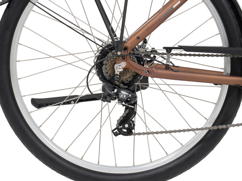 Rower elektryczny ROMET PROECO Easy Higs Step 2821OEM194-A U21 28 cali Brązowy Zdjęcie przedstawia tylną część roweru z widocznym mechanizmem przerzutki i łańcuchem. Rower ma grafitowy kolor ramy i czarne elementy przerzutki.