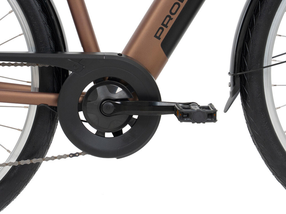 Rower elektryczny ROMET PROECO Easy Higs Step 2821OEM194-A U21 28 cali Brązowy Zbliżenie na mechanizm korbowy roweru z widocznym łańcuchem i pedałem. Na ramieniu korby widoczny jest napis \'Cyclone\'.