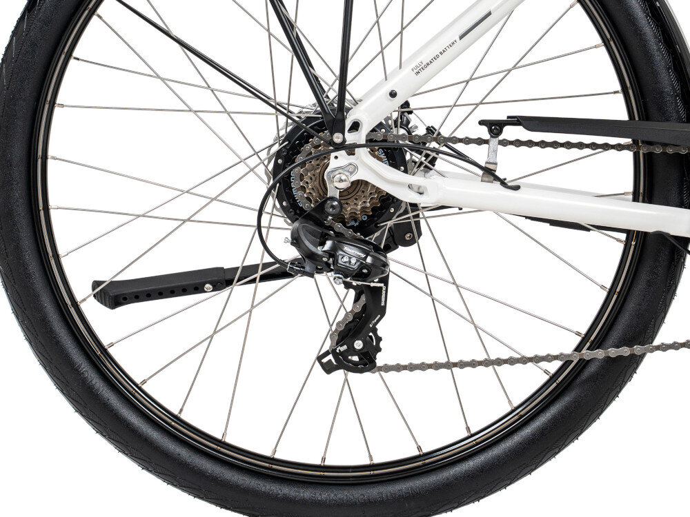 Rower elektryczny ROMET PROECO Easy Higs Step 2819OEM190-A U19 28 cali Brązowy Zdjęcie przedstawia tylną część roweru z widocznym mechanizmem przerzutki i łańcuchem. Rower ma grafitowy kolor ramy i czarne elementy przerzutki.