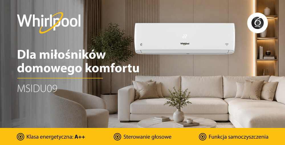 Obraz przedstawia klimatyzator marki Whirlpool zamontowany nad sofą w eleganckim salonie. Widoczny tekst: \'Dla miłośników domowego komfortu\', \'MSIDU09\', \'Klasa energetyczna: A++\', \'Sterowanie głosowe\', \'Funkcja samoczyszczenia\'.