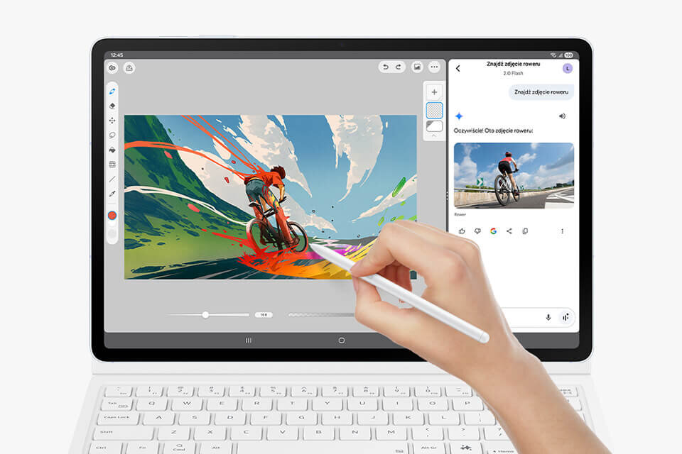 Tablet z ekranem wyświetlającym kolorową grafikę rowerzysty, obsługiwany rysikiem S Pen. Obok widoczny jest interfejs aplikacji z tekstem: \'Znajdź zdjęcie roweru.\' oraz \'Oczywiście! Oto zdjęcie roweru.\'.