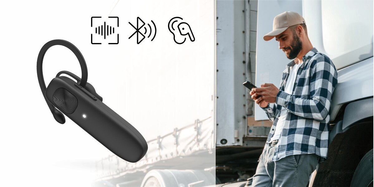 Na obrazie widoczna jest czarna słuchawka z mikrofonem oraz mężczyzna stojący przy ciężarówce, trzymający telefon. Obok słuchawki znajdują się ikony symbolizujące funkcje dźwięku, Bluetooth i słuchania.