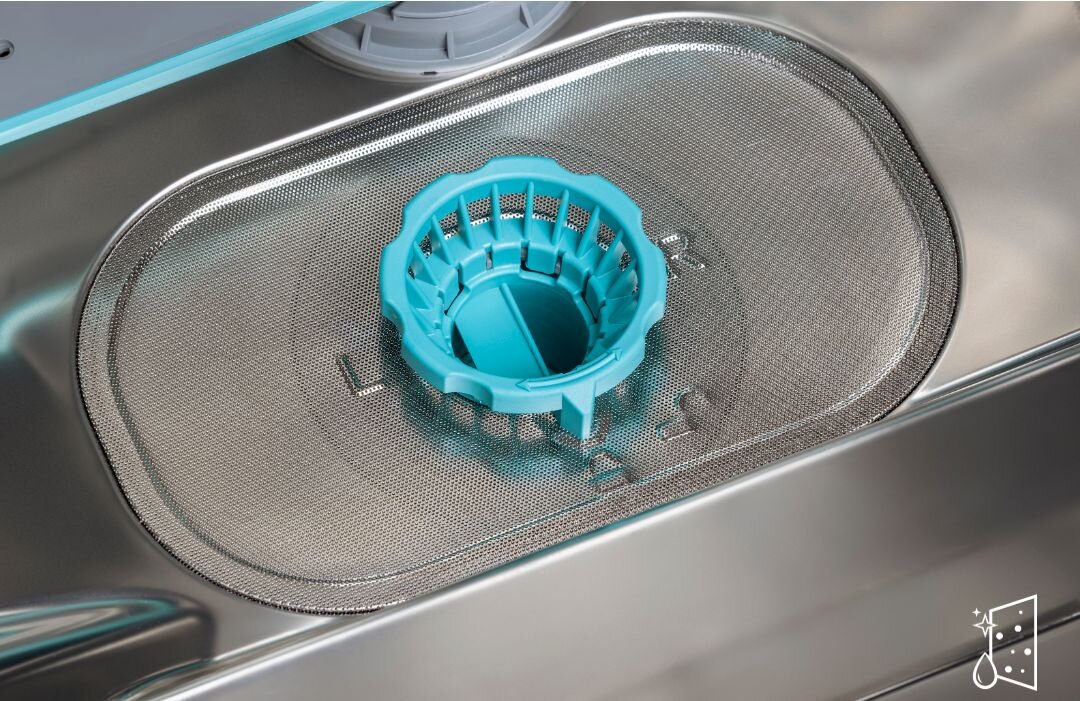 Wnętrze zmywarki z widocznym filtrem siatkowym i niebieskim elementem plastikowym. W prawym dolnym rogu znajduje się symbol zmywarki z kroplą wody.