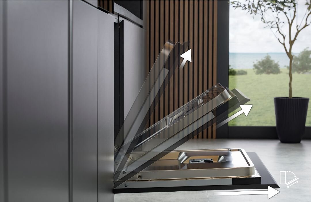 Obraz przedstawia zmywarkę z otwierającymi się drzwiami, pokazanymi w kilku pozycjach. W tle widoczne są drewniane panele i duże okno z widokiem na zieleń.