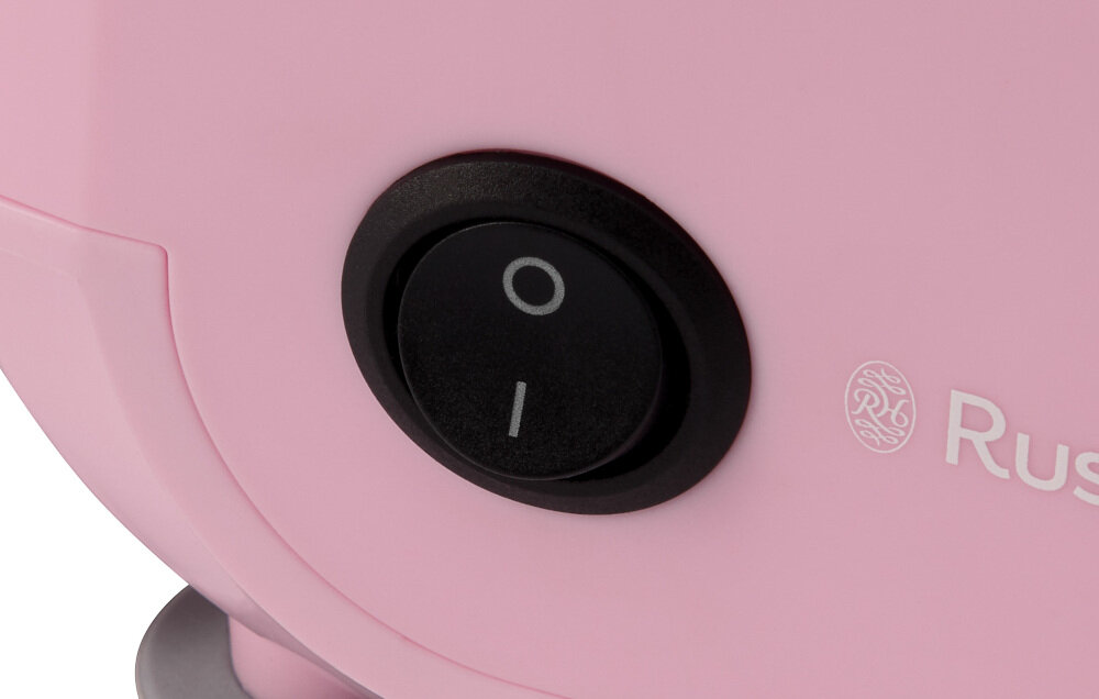 Różowy przycisk zasilania z oznaczeniami \'O\' i \'I\' na urządzeniu z logo \'Russell Hobbs\'.