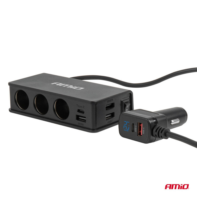 Na obrazie widoczny jest czarny rozgałęźnik gniazda zapalniczki z trzema portami oraz ładowarką USB-A i USB-C. Na urządzeniu znajduje się logo \'AMiO\'.