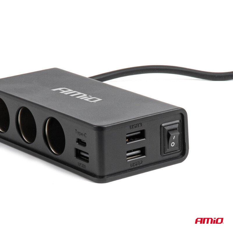 Czarny rozgałęźnik z trzema gniazdami zapalniczki, dwoma portami USB-A, jednym portem USB-C i włącznikiem. Na urządzeniu widoczne jest logo \'AMiO\'.