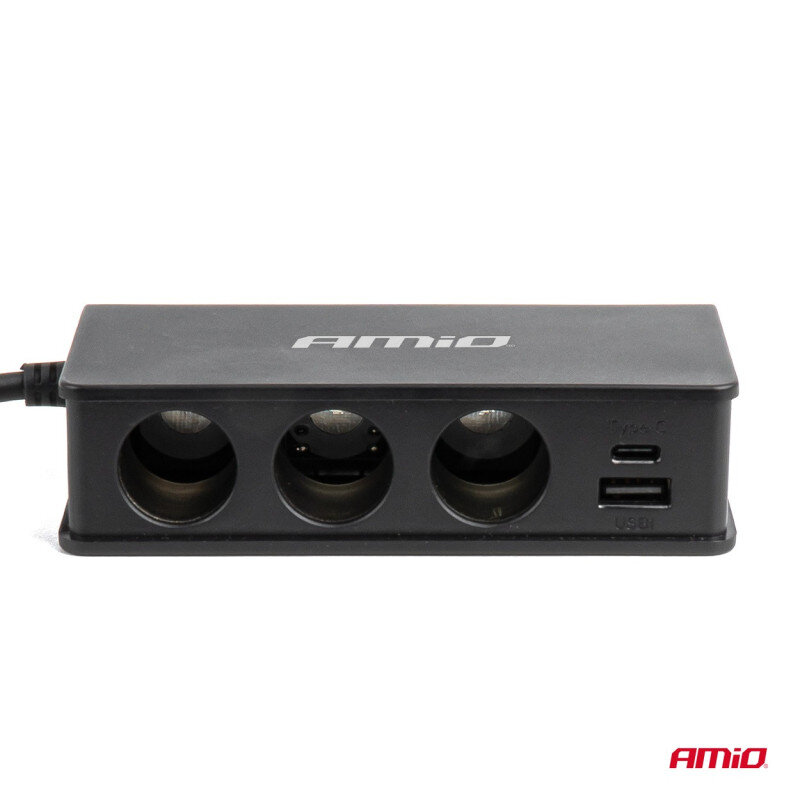 Czarny rozgałęźnik z trzema gniazdami zapalniczki oraz portami USB-A i USB-C. Na urządzeniu widoczne jest logo \'AMiO\'.