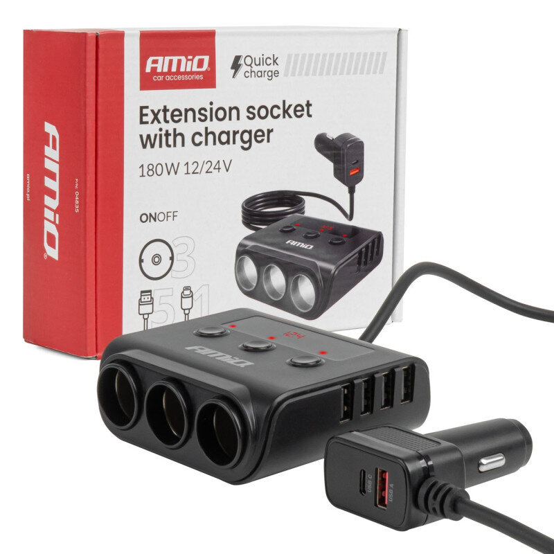 Na obrazie widoczny jest czarny rozgałęźnik gniazda zapalniczki z trzema wejściami i czterema portami USB, obok znajduje się opakowanie z napisem \'AMiO car accessories Extension socket with charger 180W 12/24V\'.