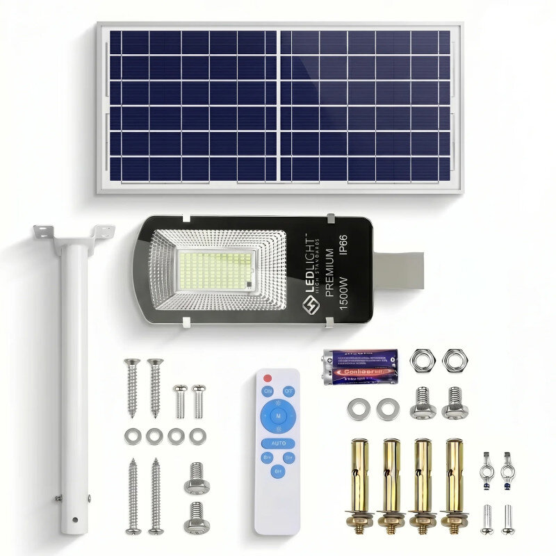 Na obrazie widoczny jest zestaw do montażu lampy solarnej LED 1500W, w skład którego wchodzą panel solarny, lampa z napisem \'LED LIGHT PREMIUM 1500W IP66\', pilot zdalnego sterowania, baterie oraz elementy montażowe takie jak śruby i uchwyty.