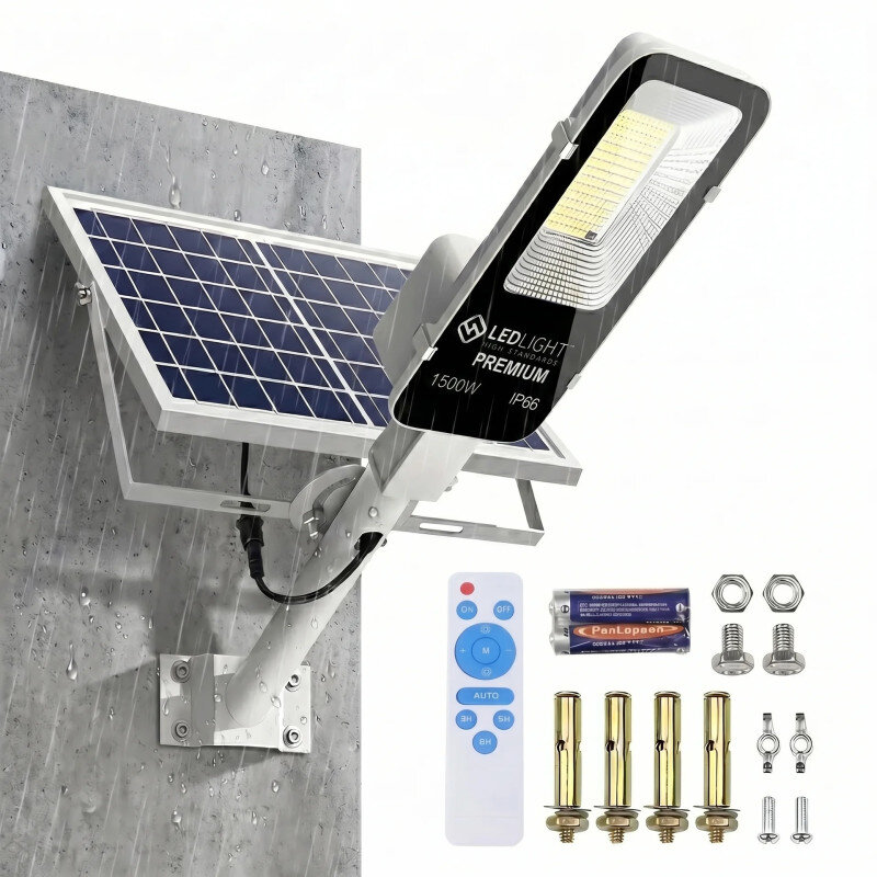 Lampa solarna LED zamontowana na ścianie z panelem słonecznym, obok widoczny pilot z przyciskami oraz zestaw montażowy. Na lampie napis: \'LED LIGHT PREMIUM 1500W IP66\'.