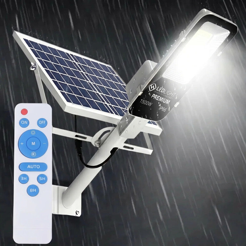 Obraz przedstawia lampę solarną LED zamontowaną na słupie z panelem słonecznym oraz pilotem z przyciskami ON, OFF, AUTO, 3H, 5H, 8H i M. Na lampie widoczny jest napis \'LED LIGHT PREMIUM 1500W IP66\'.
