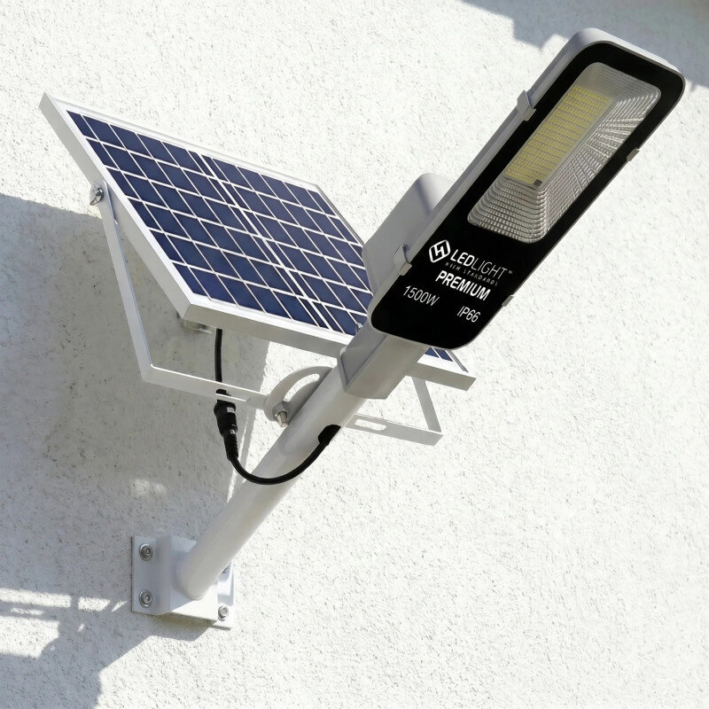 Lampa solarna LED zamontowana na ścianie, z panelem słonecznym i napisem \'LEDLIGHT PREMIUM 1500W IP66\'.