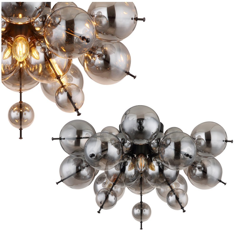 Lampa sufitowa składająca się z wielu kulistych, przezroczystych kloszy o metalicznym połysku, z widocznymi żarówkami wewnątrz. Klosze są zamocowane na czarnych prętach, tworząc efektowne, nowoczesne oświetlenie.