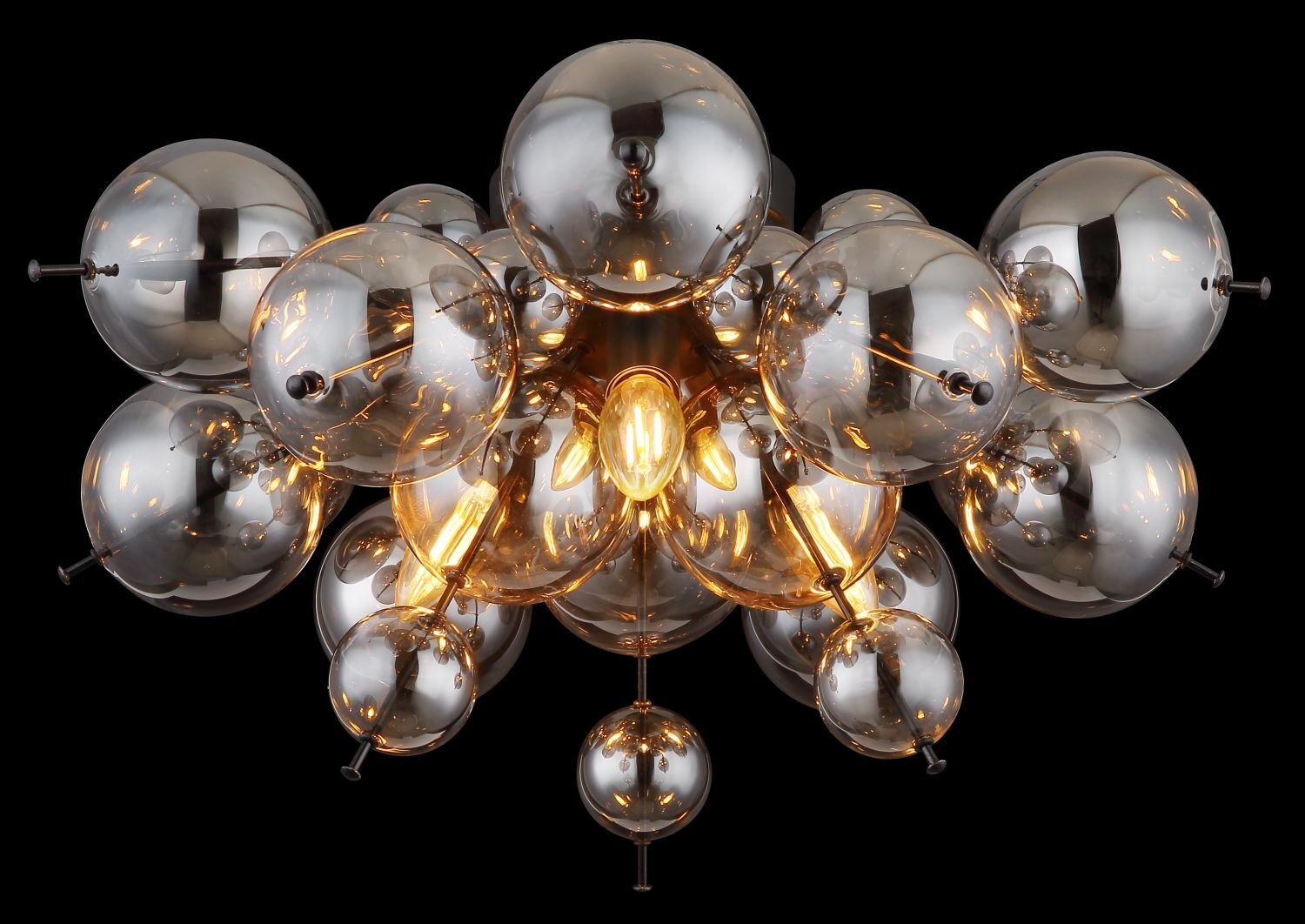Lampa sufitowa składająca się z wielu kulistych kloszy o metalicznym wykończeniu, z centralnie umieszczonym źródłem światła emitującym ciepłe, żółte światło. Klosze są rozmieszczone w sposób przypominający chmurę, tworząc efektowne oświetlenie.