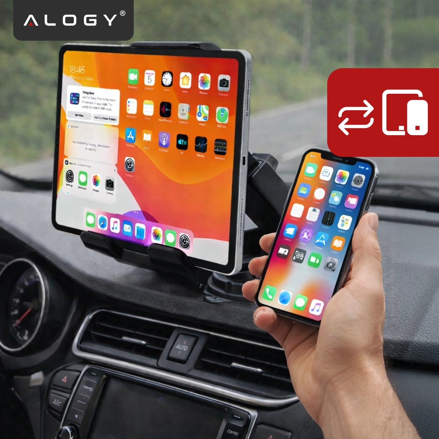 Na desce rozdzielczej samochodu zamontowany jest uchwyt z tabletem, obok którego osoba trzyma smartfon. W lewym górnym rogu widoczne jest logo \'ALOGY\'.