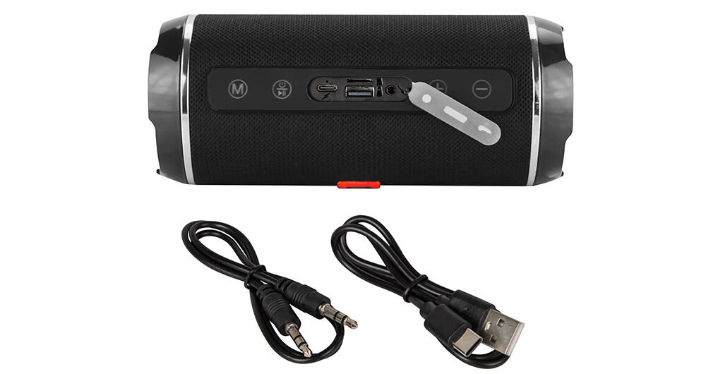 Czarny głośnik mobilny z widocznymi przyciskami i portami na panelu, obok znajdują się dwa kable: jeden z wtykiem jack, drugi z końcówką USB.