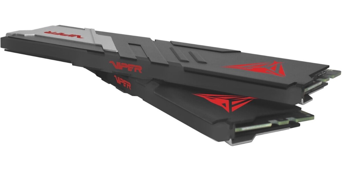 Pamięć RAM PATRIOT Viper Venom na białym tle.