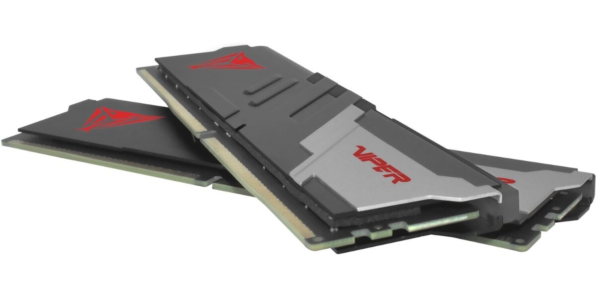 Pamięć RAM PATRIOT Viper Venom na białym tle.