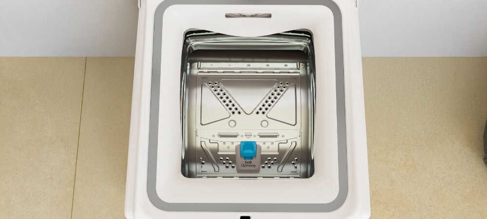 PRALKA WHIRLPOOL METDLRSL 6252BS PL Kadr ukazuje wnętrze pralki ładowanej od góry, otwartej od góry. Widać konstrukcję bębna przygotowanego do załadunku energooszczędność skuteczne pranie 6,5 kg 12 programów