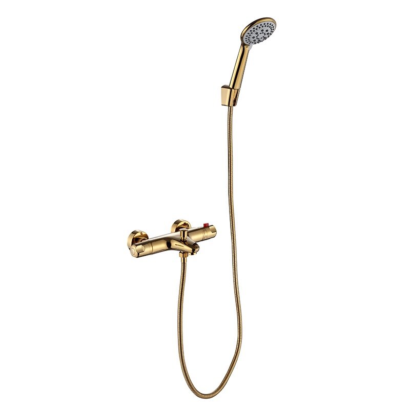 Złota bateria wannowa z prysznicem ręcznym i elastycznym wężem. Produkt ma elegancki, nowoczesny design.
