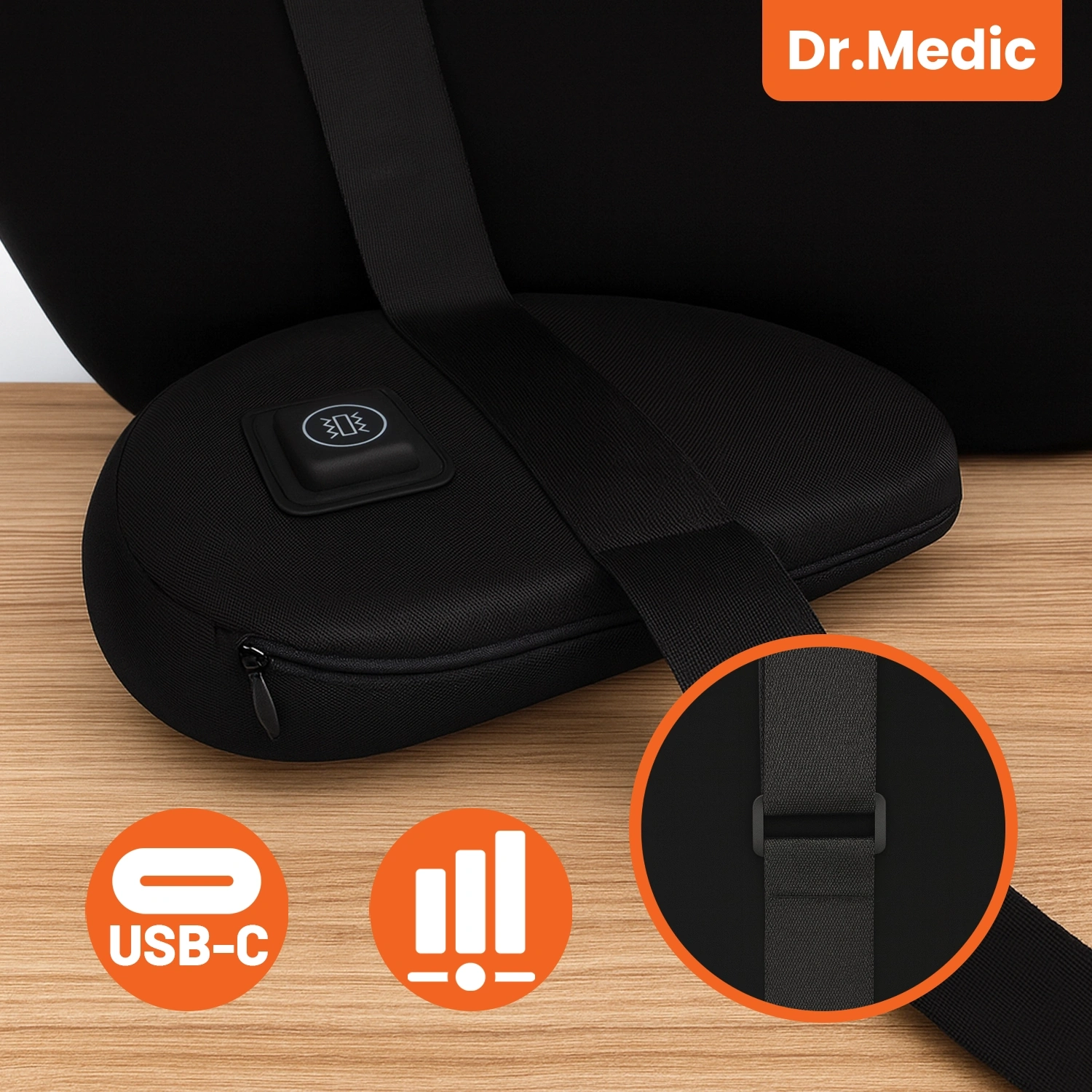 Czarna poduszka masująca z paskiem i panelem sterującym na drewnianej powierzchni. Widoczne logo \'Dr.Medic\' oraz ikony \'USB-C\' i regulacji intensywności masażu.