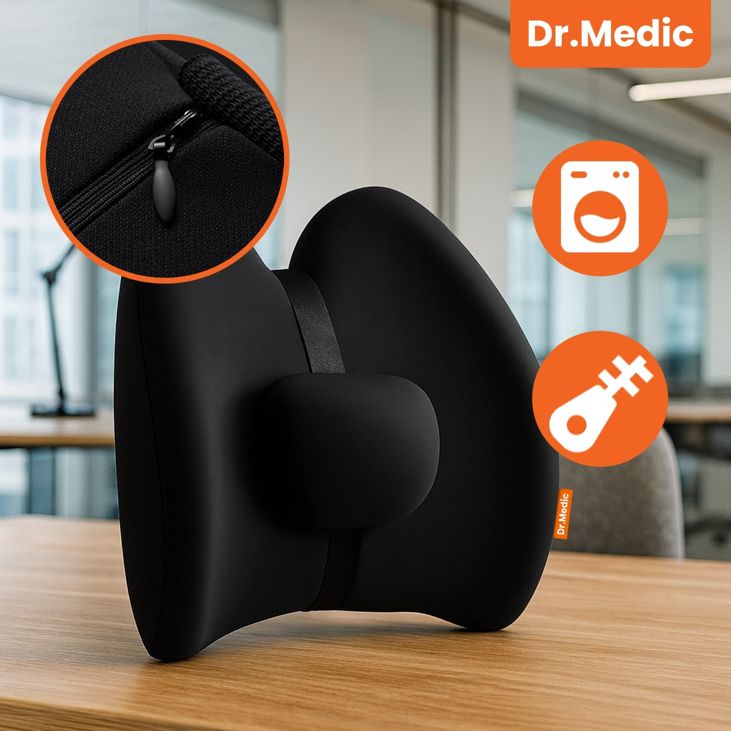 Czarna poduszka masująca o ergonomicznym kształcie znajduje się na drewnianym stole w biurze. W prawym górnym rogu widoczne jest logo \'Dr.Medic\', a obok znajdują się ikony pralki i klucza.