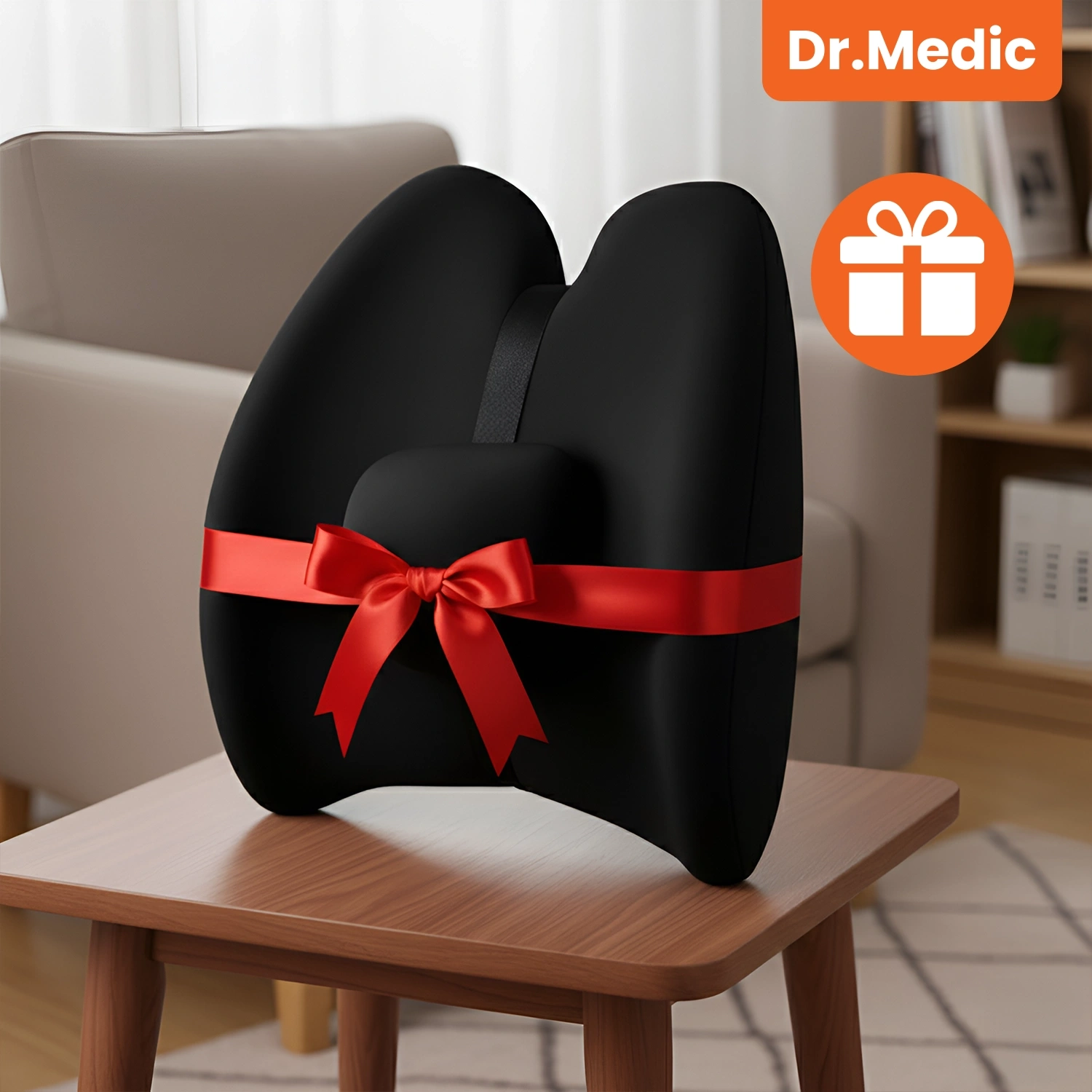 Czarna poduszka masująca z czerwoną wstążką na drewnianym stoliku. W prawym górnym rogu widoczne jest logo \'Dr.Medic\' oraz ikona prezentu.
