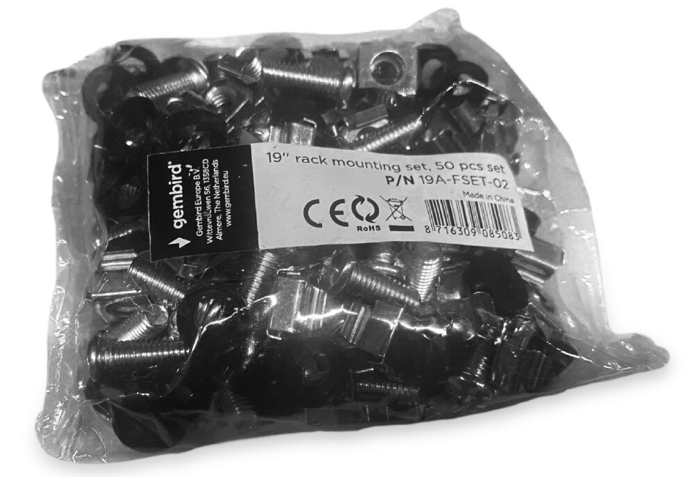 Zestaw śrub ENERGENIE 19A-FSET-02 (50 szt.) Przezroczysty foliowy woreczek wypełniony metalowymi śrubami, nakrętkami oraz czarnymi podkładkami z czarną etykietą informacyjną zawierającą symbole 'CE' i 'RoHS'