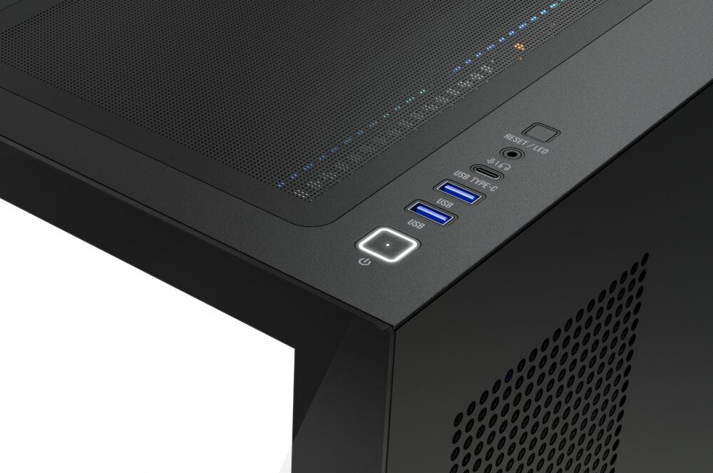 Czarna obudowa komputerowa z widocznymi portami USB, USB Type-C oraz przyciskiem zasilania. Na górnej części znajduje się perforowany panel wentylacyjny.