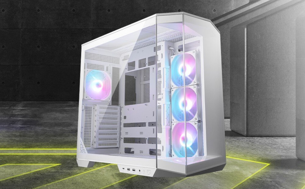 Biała obudowa komputerowa z przezroczystym panelem, ukazująca wnętrze z trzema podświetlanymi wentylatorami. Tło stanowi betonowa ściana i podłoga z żółtymi liniami.