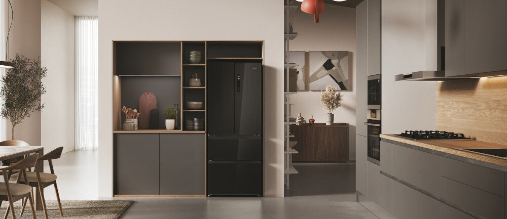 LODÓWKA HAIER HFR3718ENGB kwintesencja elegancji i stylu wygląd design czarny front szklane wykończenie