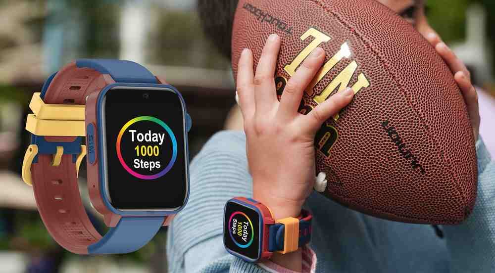 Smartwatch z kolorowym paskiem wyświetla na ekranie tekst \'Today 1000 Steps\'. Dziecko trzyma piłkę do futbolu amerykańskiego, mając na nadgarstku ten sam model smartwatcha.