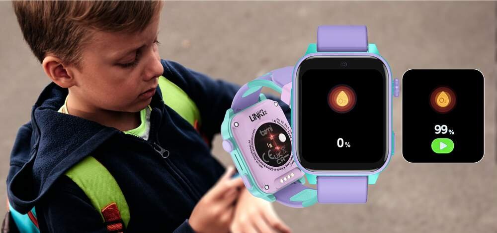 Na obrazie widoczny jest smartwatch w kolorze granatowym z wyświetlaczem pokazującym 0% oraz 99%. Obok znajduje się dziecko z plecakiem, patrzące na swoje ręce.