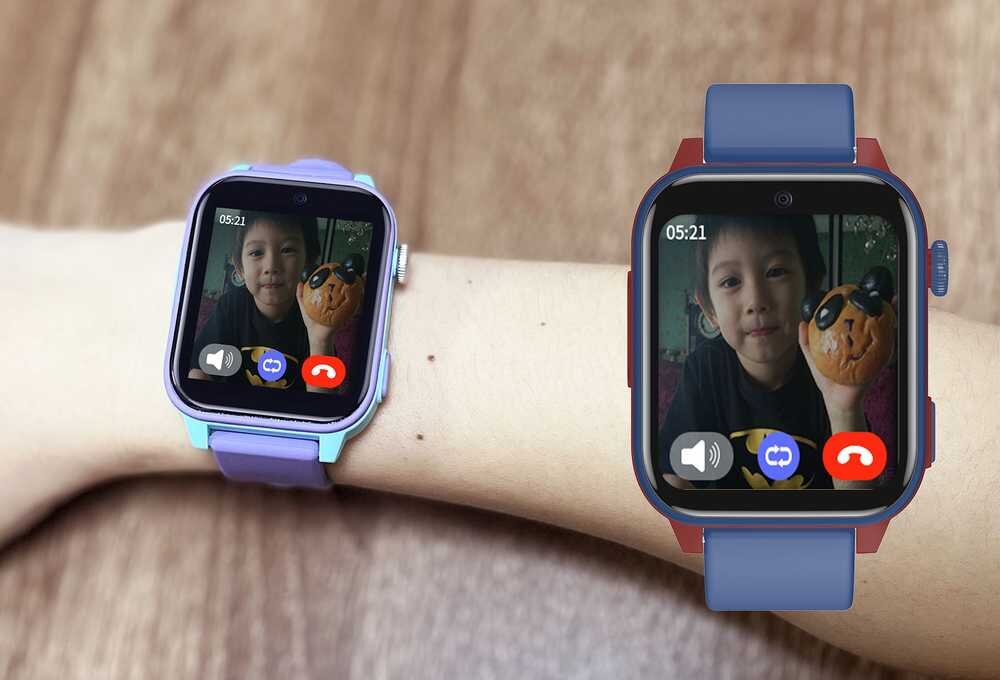 Dwa smartwatche na ręce, oba wyświetlają obraz dziecka trzymającego zabawkę. Na ekranach widoczne są ikony połączenia wideo, mikrofonu, wiadomości i zakończenia rozmowy oraz czas 05:21.
