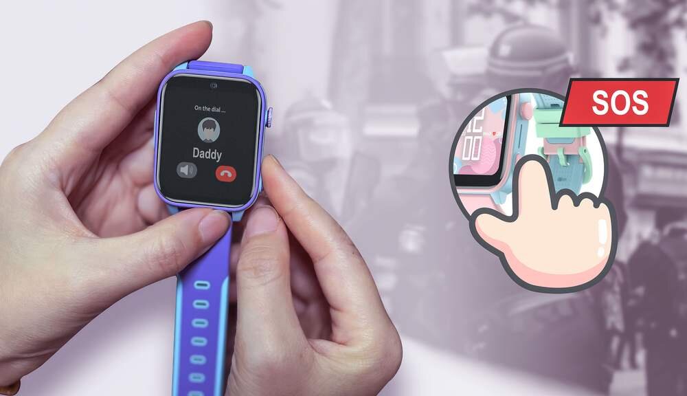 Osoba trzyma smartwatch z niebieskim paskiem, na ekranie widoczny jest napis \'Daddy\' oraz ikony połączenia i zakończenia rozmowy. Obok znajduje się grafika z przyciskiem \'SOS\'.