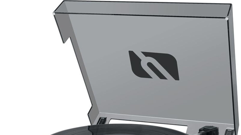 Obraz przedstawia gramofon z przezroczystą pokrywą, na której znajduje się logo w kształcie stylizowanej litery. Na gramofonie leży czarna płyta winylowa.