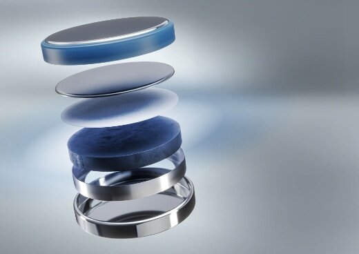 Rozłożony przekrój baterii VARTA CR2032 przedstawiający warstwową budowę wnętrza ogniwa z widocznymi komponentami.