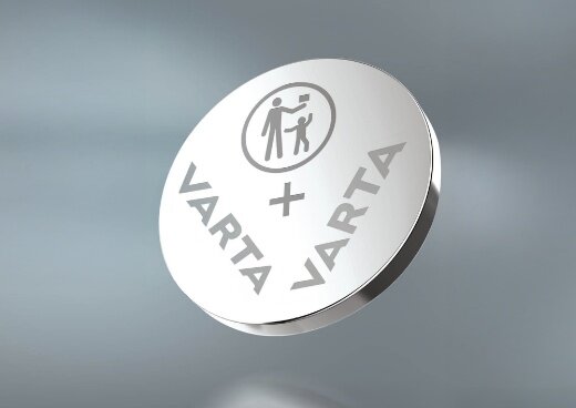 Bateria VARTA CR2032 na jednolitym tle.