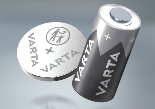 Bateria cylindryczna VARTA i guzikowa VARTA CR2032 na jednolitym tle.