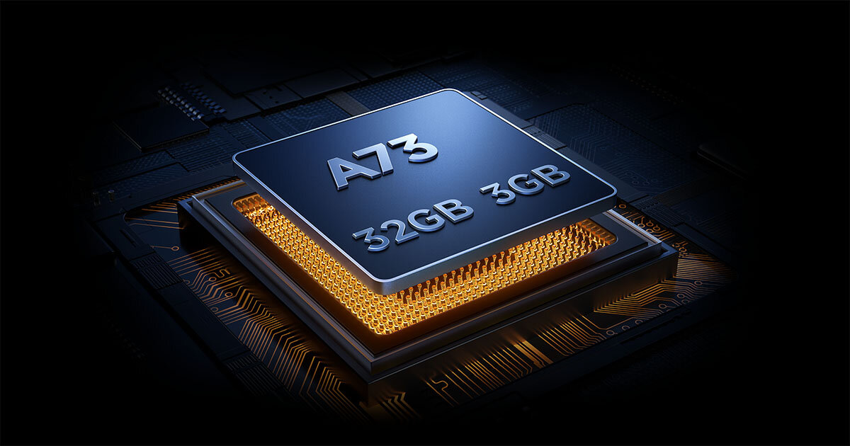 Obraz przedstawia procesor z napisem \'A73 32GB 3GB\' umieszczony na płytce drukowanej z widocznymi ścieżkami i elementami elektronicznymi.