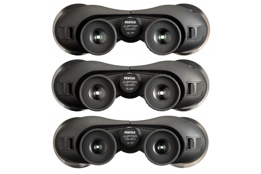 Trzy lornetki PENTAX Jupiter w kolorze czarnym, każda z oznaczeniem modelu i parametrami: 10x50, 12x50, 16x50. Widoczne są soczewki i napisy na obudowie.