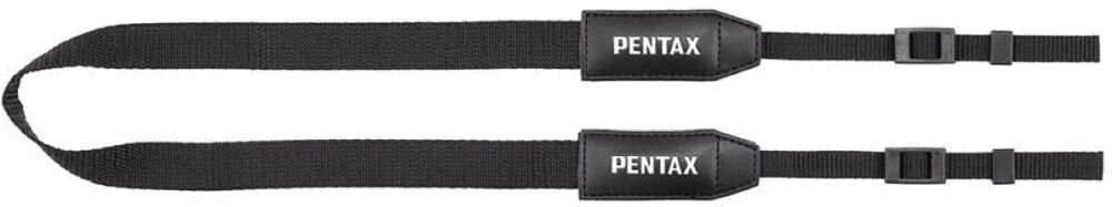 Czarny pasek z napisem \'PENTAX\' na dwóch skórzanych elementach, z regulowanymi plastikowymi klamrami.