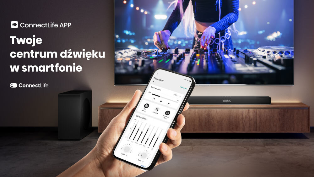 Soundbar HISENSE AX5140Q ConnectLife APP sterowanie smartfon brzmienie, osoba trzymająca smartfon w ręku, telewizor zawieszony na ścianie, soundbar stojący na komodzie pod telewizorem