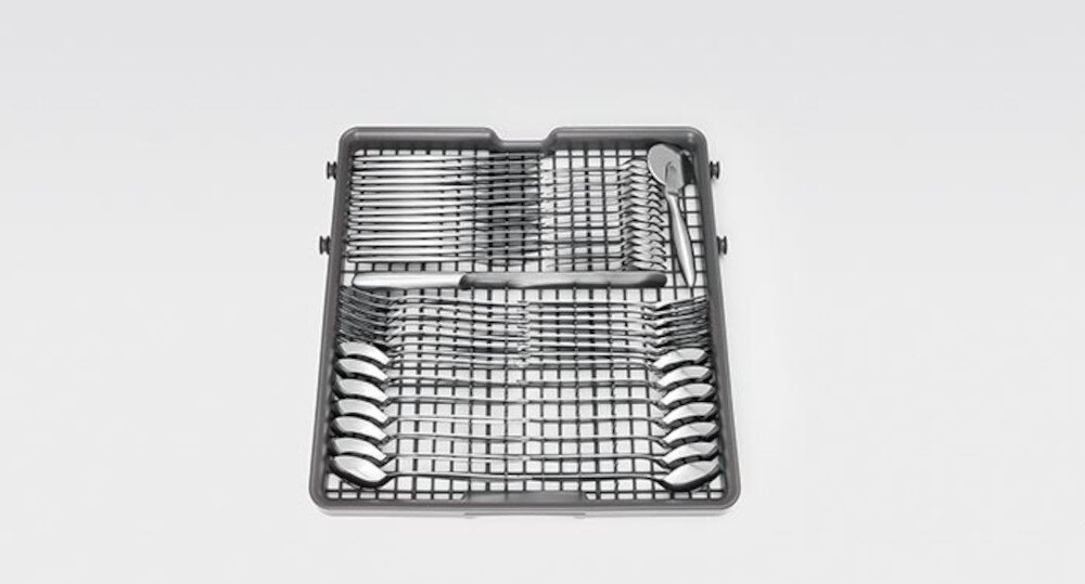 Na obrazie widoczny jest kosz na sztućce do zmywarki z ułożonymi łyżkami i widelcami. Kosz ma szary kolor i prostokątny kształt z siatkowymi przegrodami.